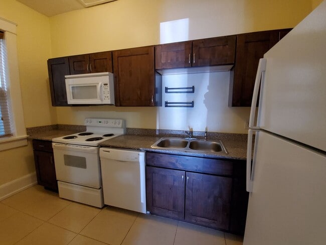 Building Photo - 1 br Downtown Charmer