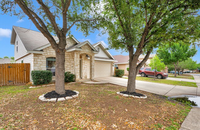 Building Photo - Charming 3 Bed 2.5 Bath Home in Woodlake Meadows Community