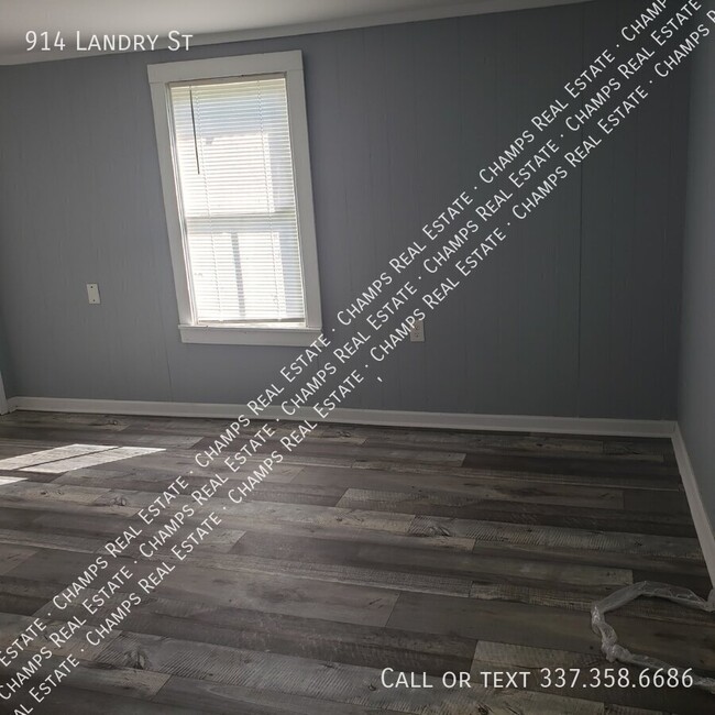 Building Photo - 914 Landry St