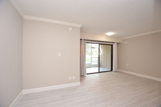 Building Photo - 622 Olde Camelot Cir