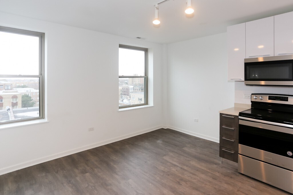 Building Photo - 940 W Winona St