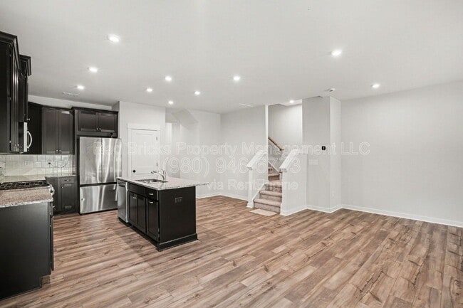 Building Photo - 9512 Munsing Dr