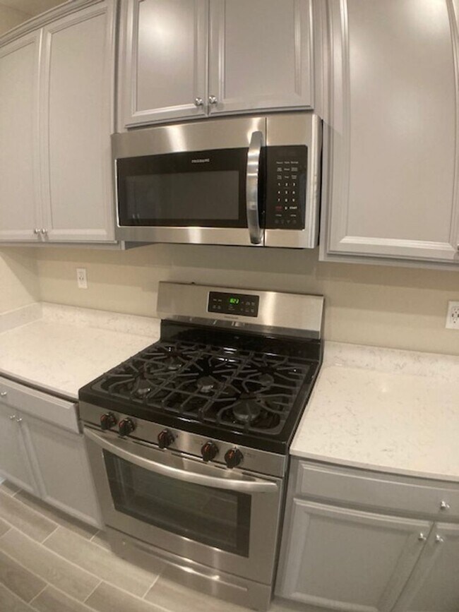 Building Photo - Stylish & Low-Maintenance Living in Oakleaf Community