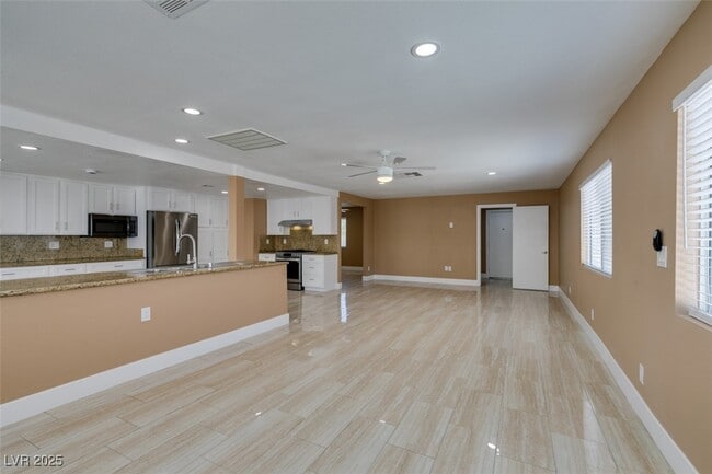 Building Photo - 3966 Green Leaf Dr