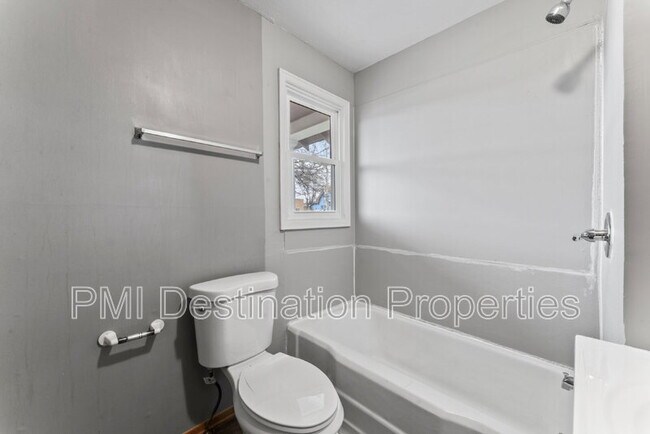 Building Photo - 533 Brown Ave