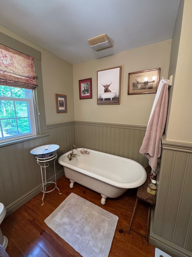 Building Photo - Charming 3-Bedroom Home in Desirable Allis...