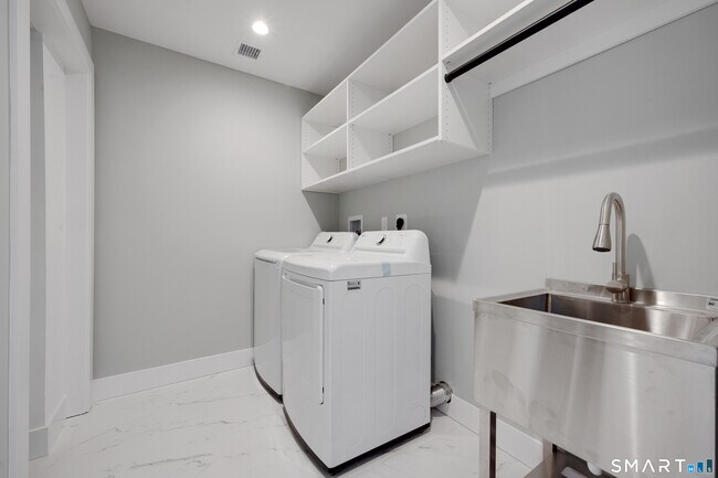 Building Photo - 20 Bouton St