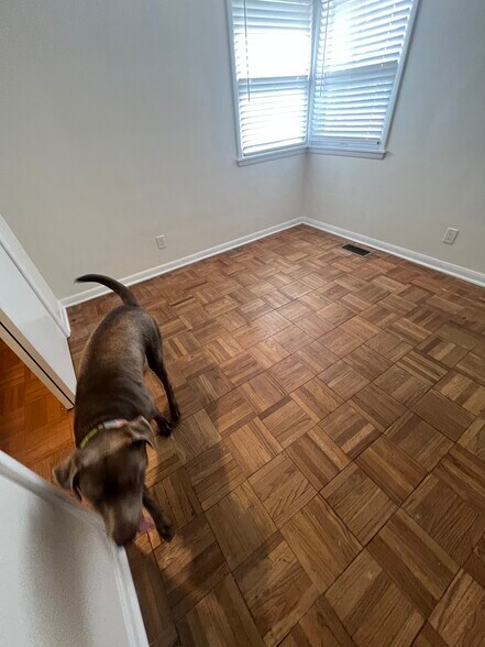 Building Photo - 906 N Allen Ave