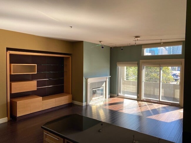 Building Photo - Beautiful and Historic condo just steps fr...