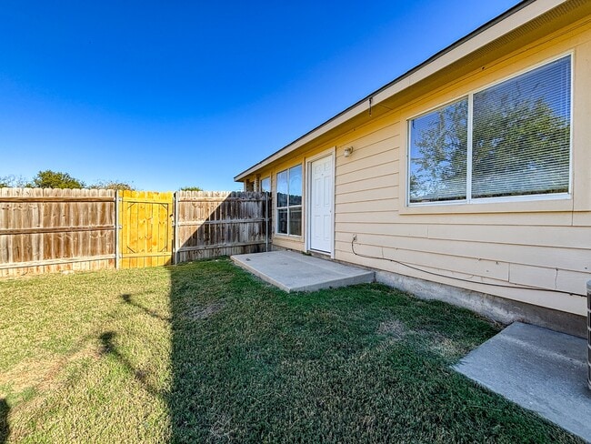 Building Photo - 105 Long Ln