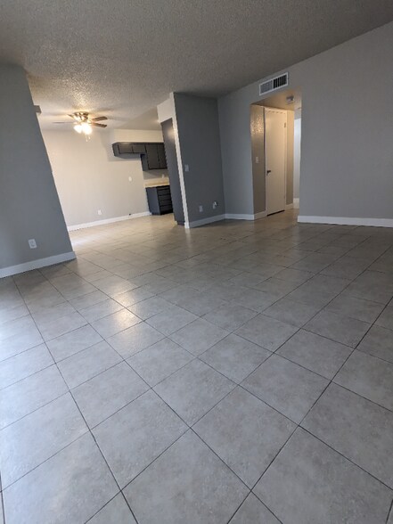 Primary Photo - 815 N Peach Ave