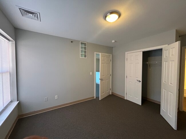 Building Photo - 2bed 2 bath
