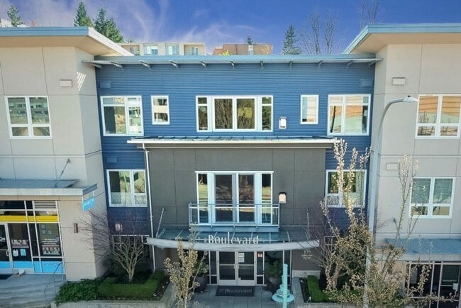 Primary Photo - Live by the Lake in the Heart of Downtown ...