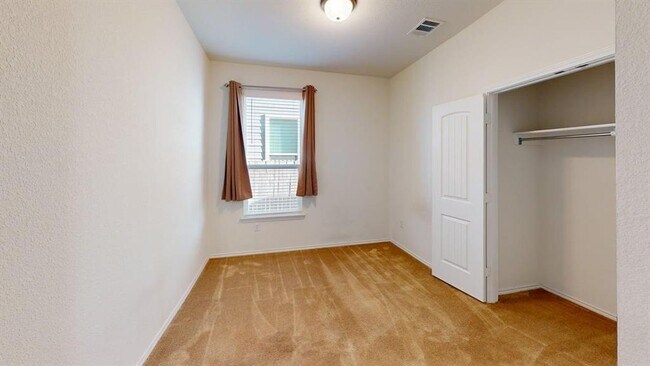 Building Photo - 906 Screech Owl Dr