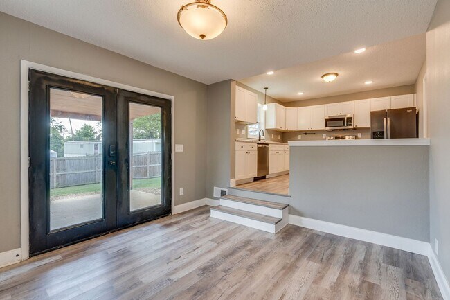 Building Photo - 3 Bed/2 Bath fully Renovated House