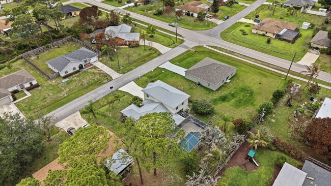 Building Photo - 1707 SE Manth Ln