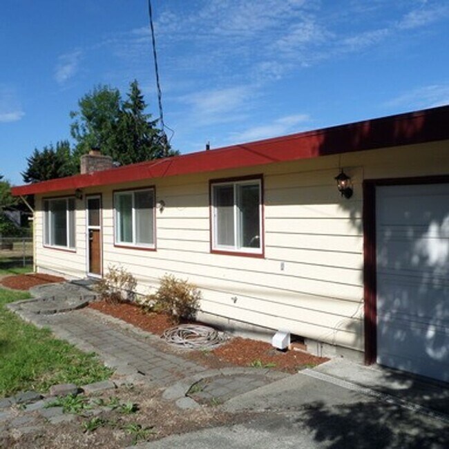 Building Photo - Super Cute & Charming 2-Bedroom Des Moines Home With Giant Fenced Yard!!
