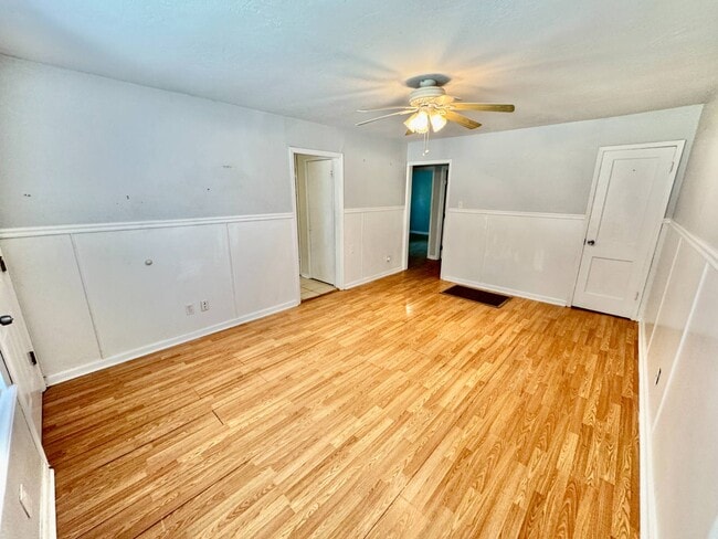 Building Photo - 902 E Rose Dr