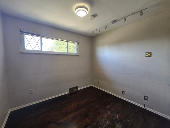 Building Photo - Beautiful 3 Bedroom Home - Garden City