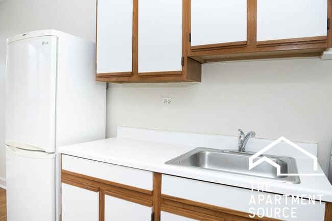 Building Photo - 3345 N Marshfield Ave