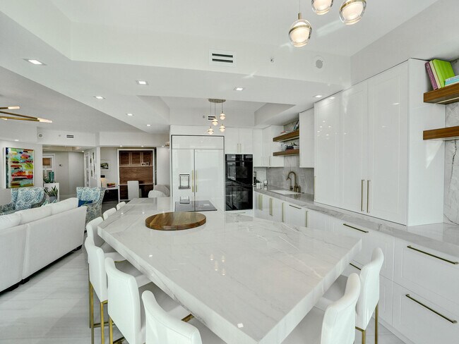 Building Photo - 411 N New River Dr E