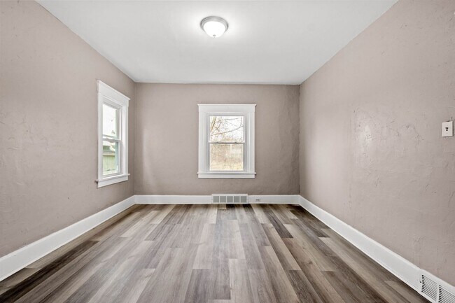 Building Photo - SCORE 50% OFF 1ST MONTH'S RENT IF SIGNED BY APRIL 3! Stunning 3 bedroom home in Aliquippa availab...