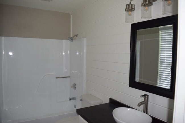 Building Photo - 700 Cedar Ln