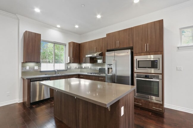 Building Photo - 908 N Santa Anita Ave