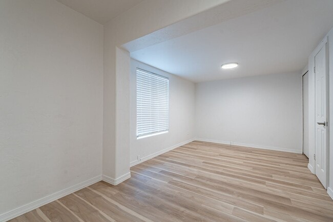 Building Photo - 920 E Elm St