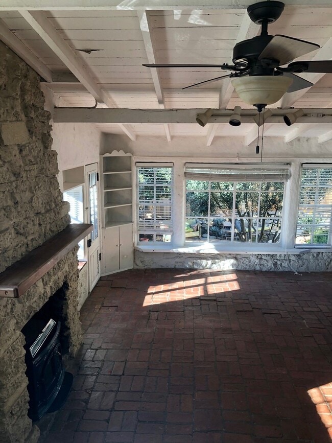 Building Photo - 828poli