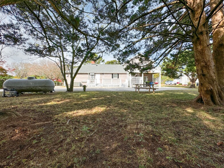 Building Photo - 2703 Homes Dr