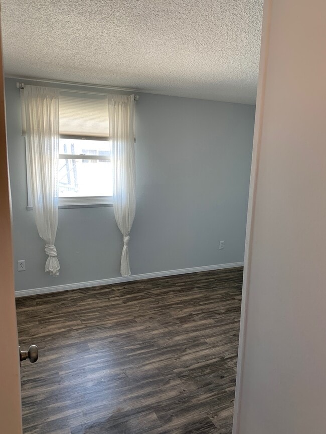 Building Photo - Beautifully Remodeled 3 Bedroom 2 Bath Hom...