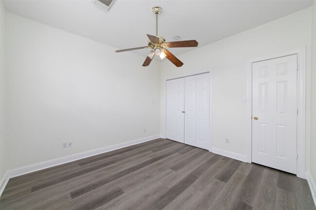 Building Photo - 1408 S Friendswood Dr