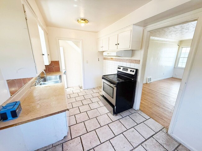 Building Photo - 3 BED 1 BATH BEAUTIFUL SINGLE FAMILY HOME ...
