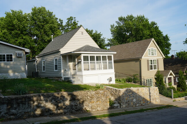 screened in front porch - 4615 Bell St