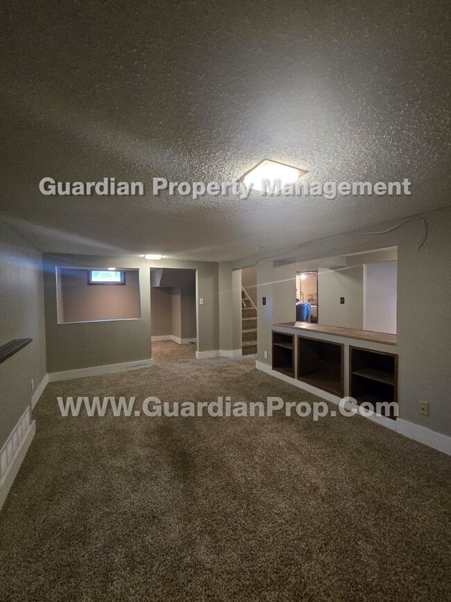 Building Photo - Bloomington Single Family Home, 2 Car Garage, new kitchen appliances!