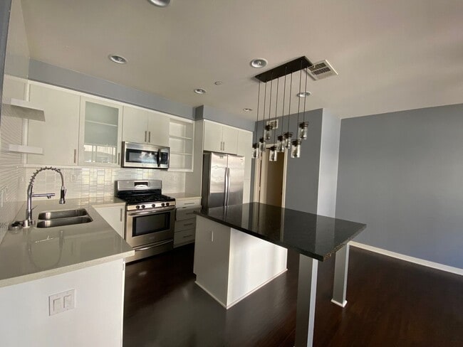 Building Photo - Charming 2-Bed / 2.5-Bath Townhouse in the...