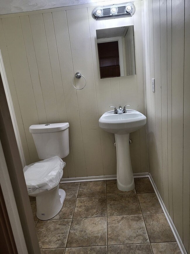 Building Photo - RARE 3-Bed Townhome in Fox Ridge Manor!