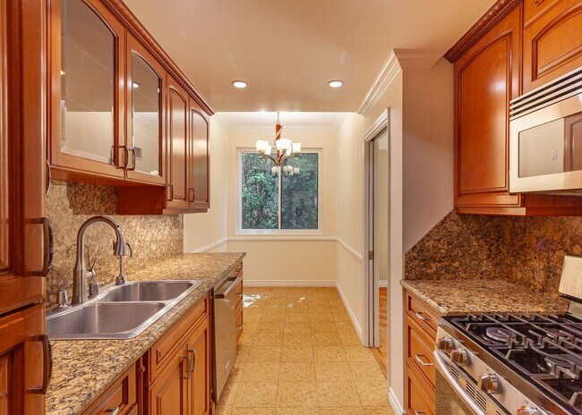 Building Photo - Stunning 2 Bed | 2 Bath Luxury Condo with ...