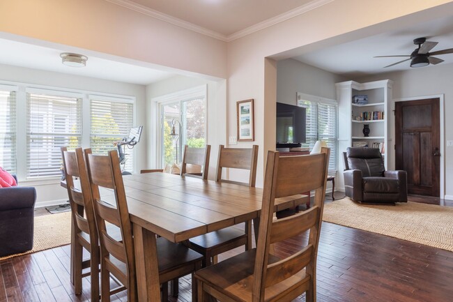 Building Photo - Charming Fully Furnished Three Bed, Two Ba...
