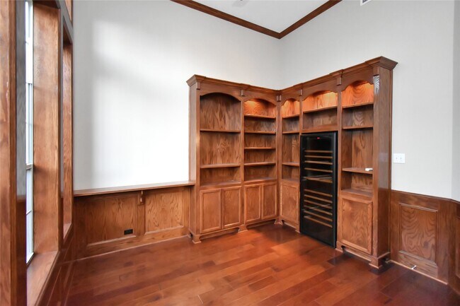 Building Photo - 10 E Artist Grove Cir