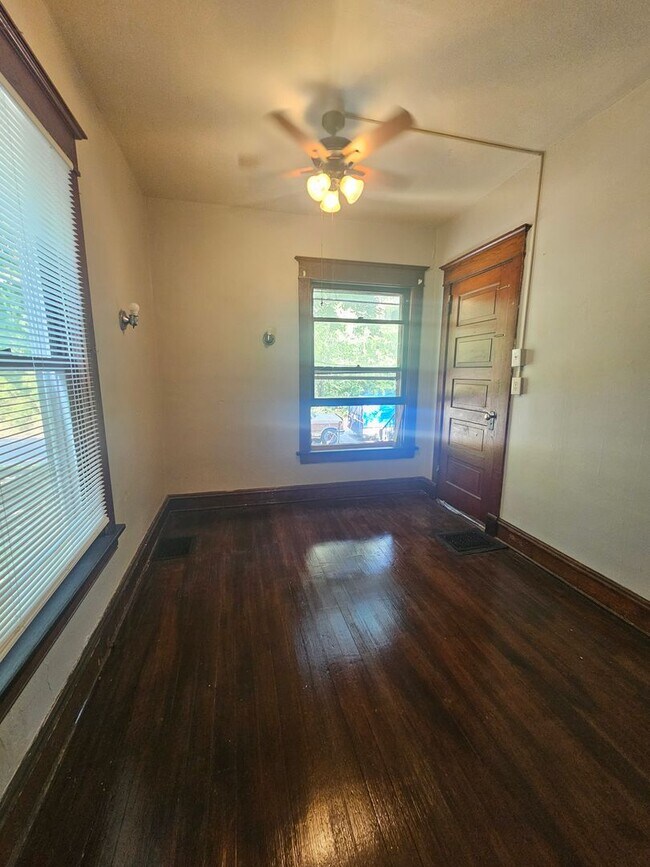 Building Photo - 1603 W 10th St