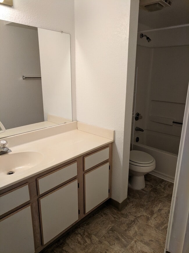 Building Photo - 3550 Bay Sands Dr