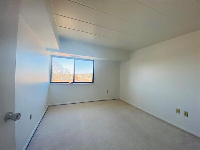 Building Photo - 53 Academy Ave