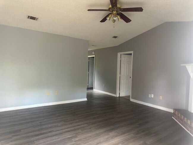 Building Photo - HUGE SPRING MOVE-IN SPECIAL AND RATE DROP ...