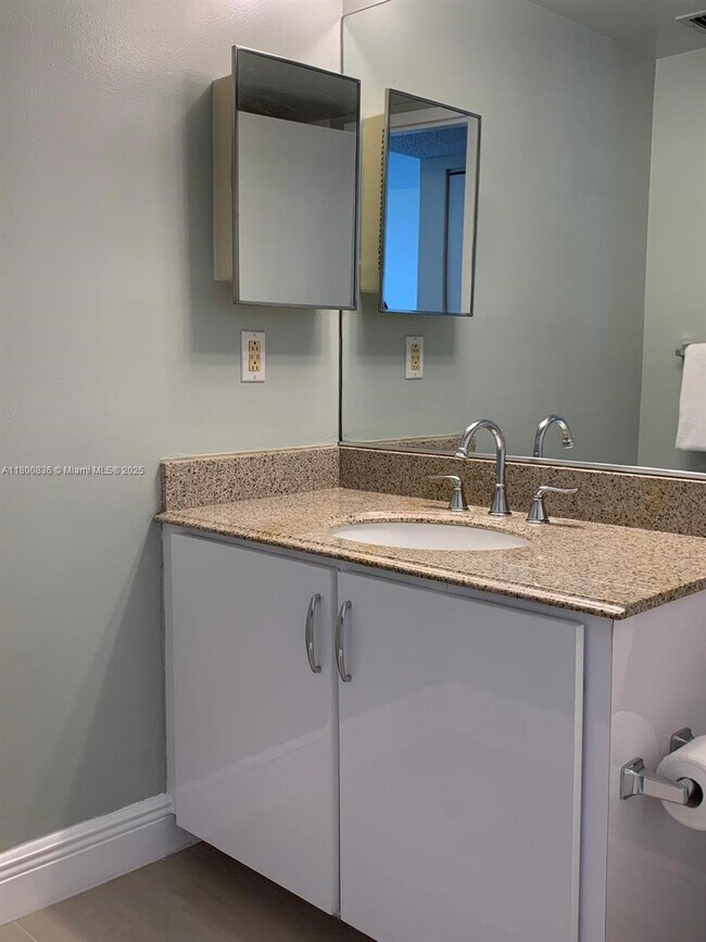 Building Photo - 7601 E Treasure Dr