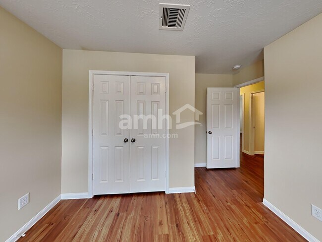 Building Photo - 20 Mira Loma Dr