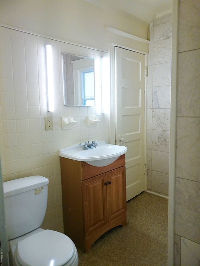 Building Photo - Available 8/1/26- Spacious and Open Two St...