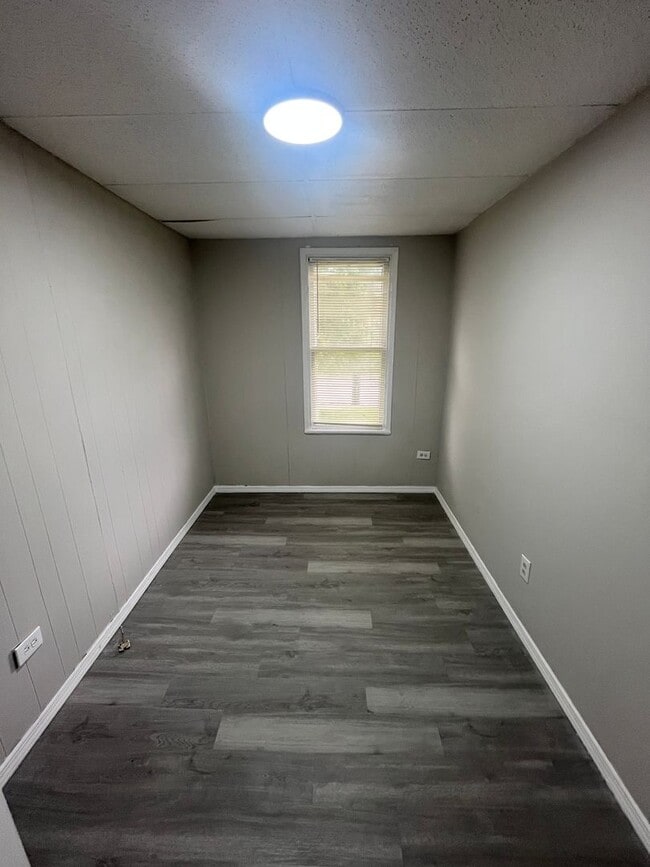 Building Photo - Section 8 Accepted! Spacious newly renovat...