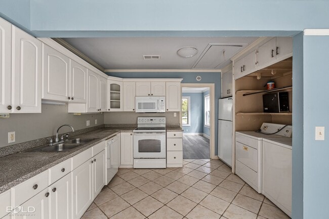 Building Photo - 237 E Elmwood St